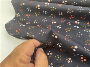 Poplin - melon / lyseblå blomster på midnatsblå bund, gots